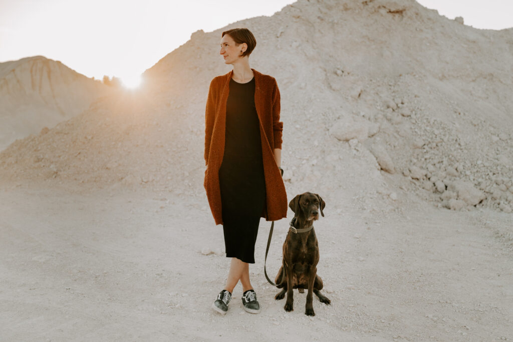 Hund Anni und Jacqueline Re:Raum