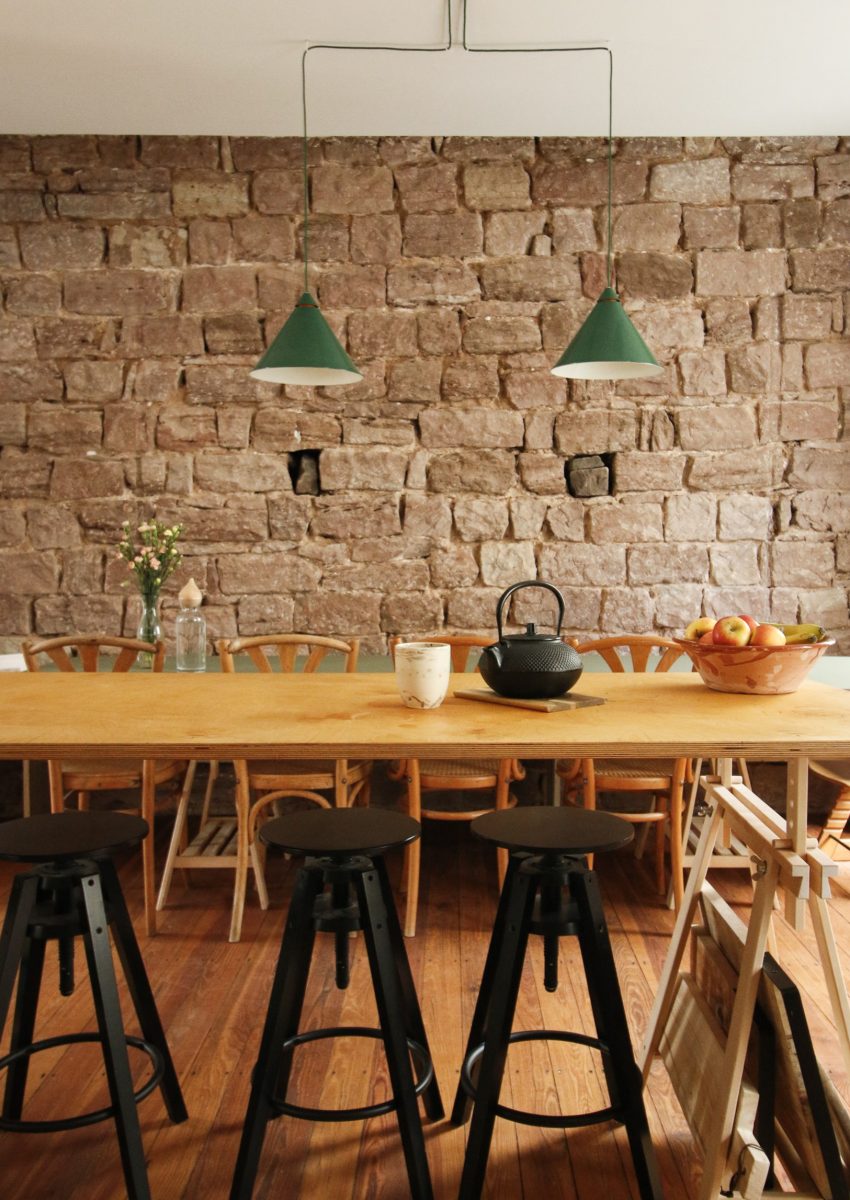 Kücheninsel Esstisch Sandsteinwand